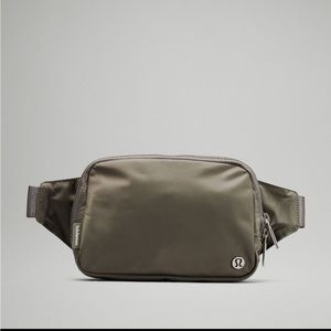 Lululemon 2L Everywhere Belt Bag Large, Sage Grey